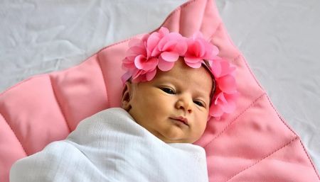 Pružná čelenka do vlasů s květy růžová