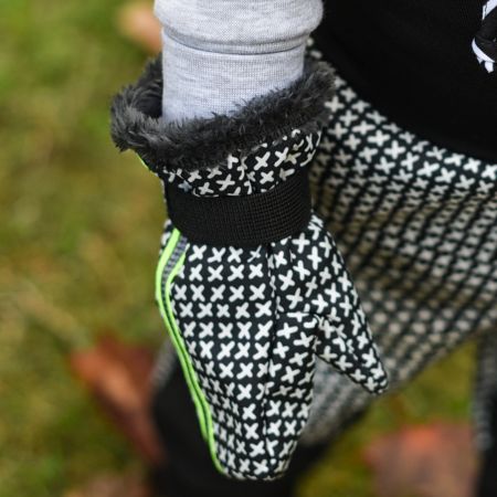 černé vzorované softshellové rukavice s hebkým chloupkem - 9-12kg