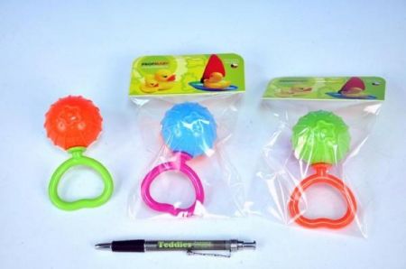 Chrastítko srdíčko koule plast 11cm průměr 5 cm mix barev v sáčku 0m