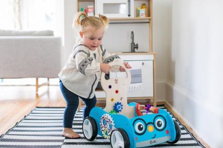 BABY EINSTEIN Dřevěná aktivní vlečka Discovery Buggy HAPE 12m+