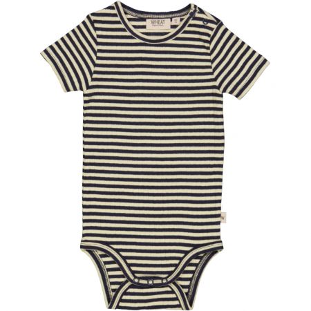 Wheat kojenecké body s krátkým rukávem 9124 - midnight stripe Velikost: 74 Biobavlna