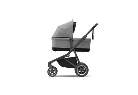THULE SLEEK GREY MELANGE ON BLACK S KORBIČKOU městský kočárek