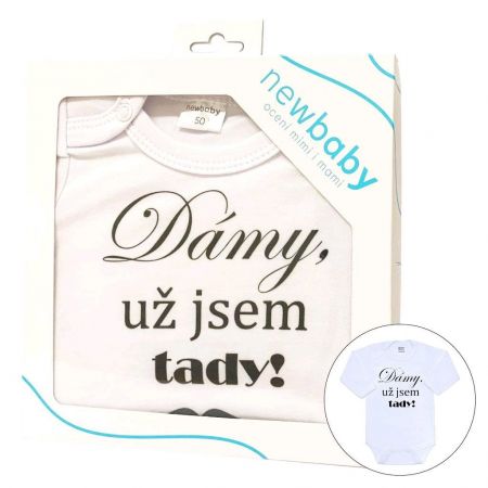 Body s potiskem New Baby Dámy, už jsem tady! - dárkové balení 74 (6-9m)